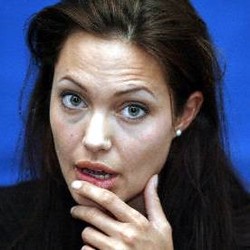 Angelina Jolie Ditelanjangi